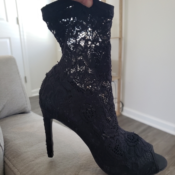 Black Laced Stilletto -- 8.5 - Picture 2 of 4